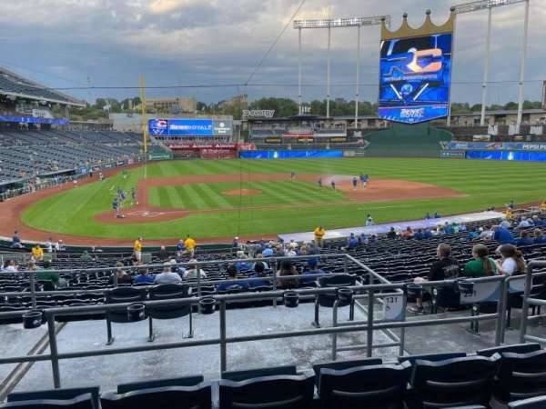 Kauffman Stadium, section: 231, row: DD, seat: 5