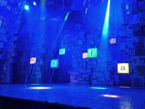 Cambridge Theatre, section: Stalls, row: B, seat: 6