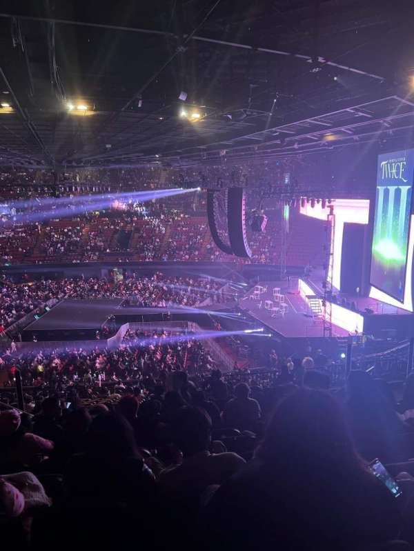 Kia Forum, section: 211, row: 10, seat: 6