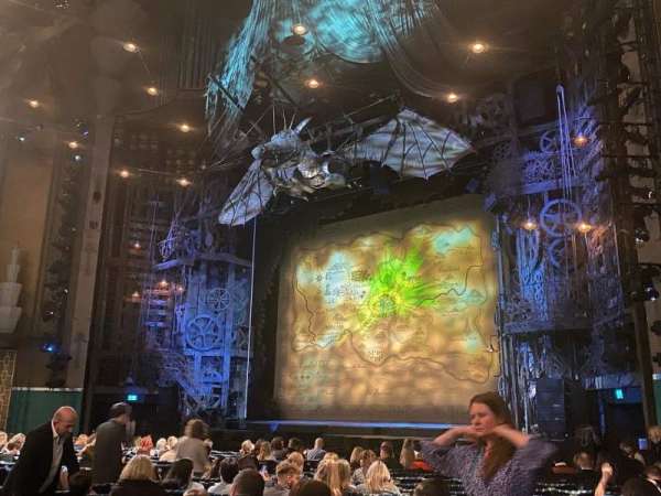 Apollo Victoria Theatre, section: Stalls, row: R, seat: 4