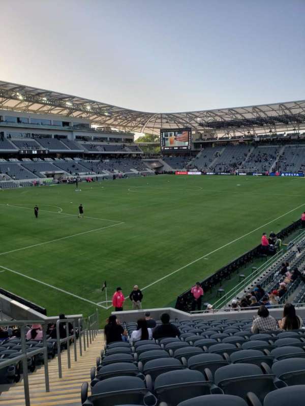 BMO Stadium, section: 118, row: R, seat: 28