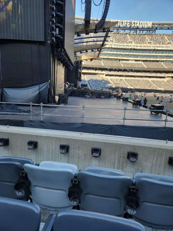 MetLife Stadium, section: 142, row: 3, seat: 22