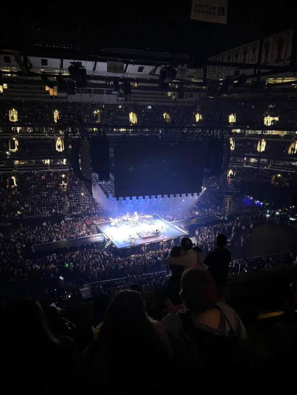 United Center, section: 302, row: 6, seat: 1