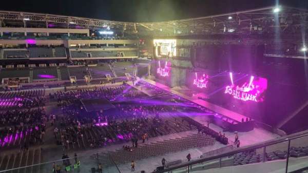 BMO Stadium, section: 211, row: R, seat: 24
