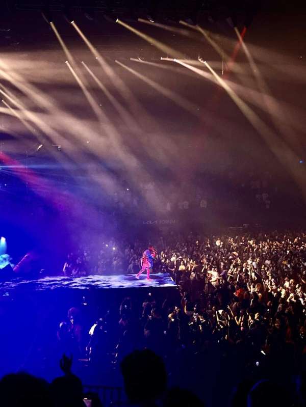 Kia Forum, section: 125, row: 8, seat: 4