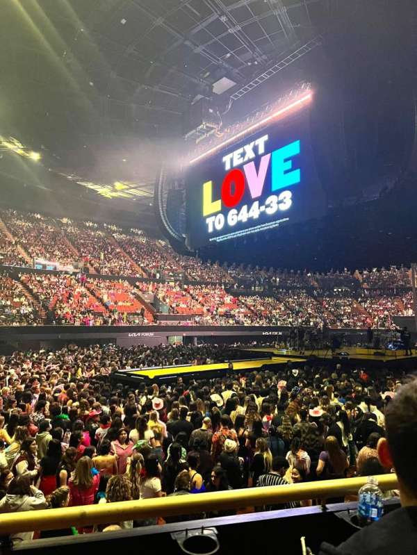 Kia Forum, section: 106, row: 2, seat: 5