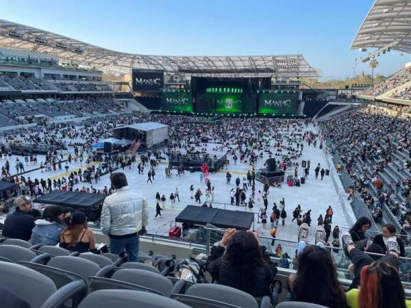 BMO Stadium, section: 220, row: H, seat: 5