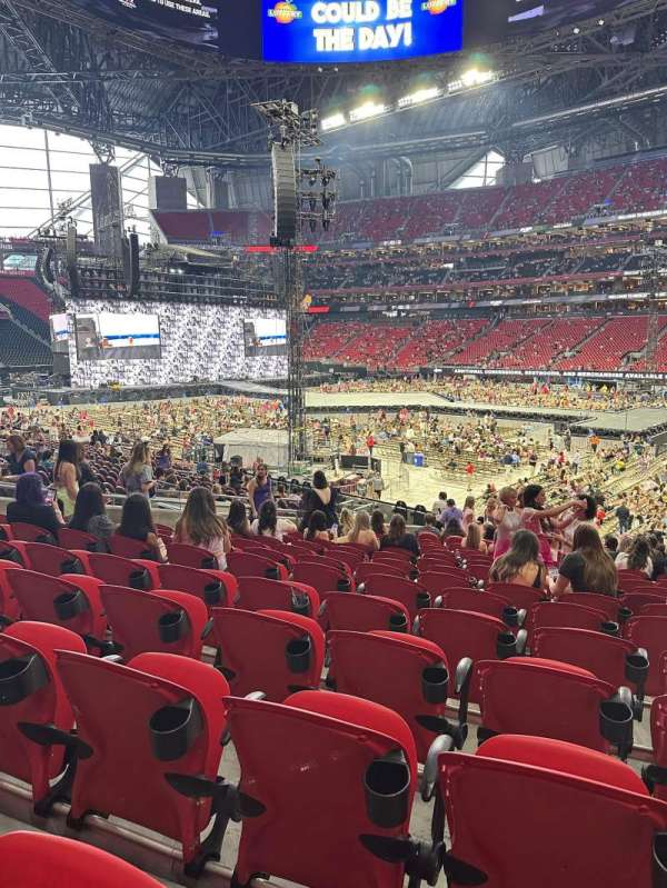 Mercedes-Benz Stadium, section: 125, row: 25, seat: 8