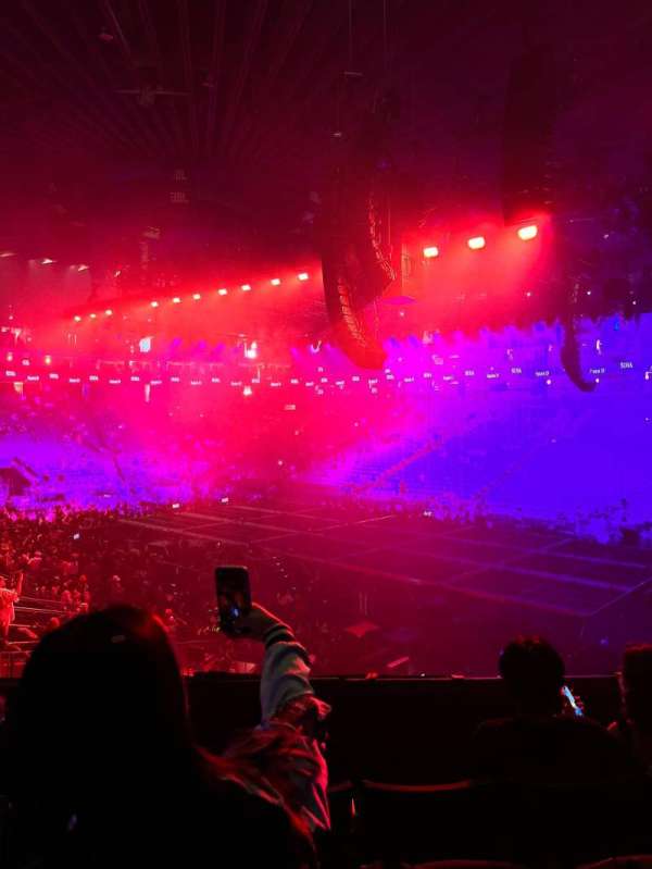 Oakland Arena, section: 124, row: 20, seat: 16