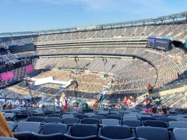MetLife Stadium, section: 332, row: 21, seat: 30
