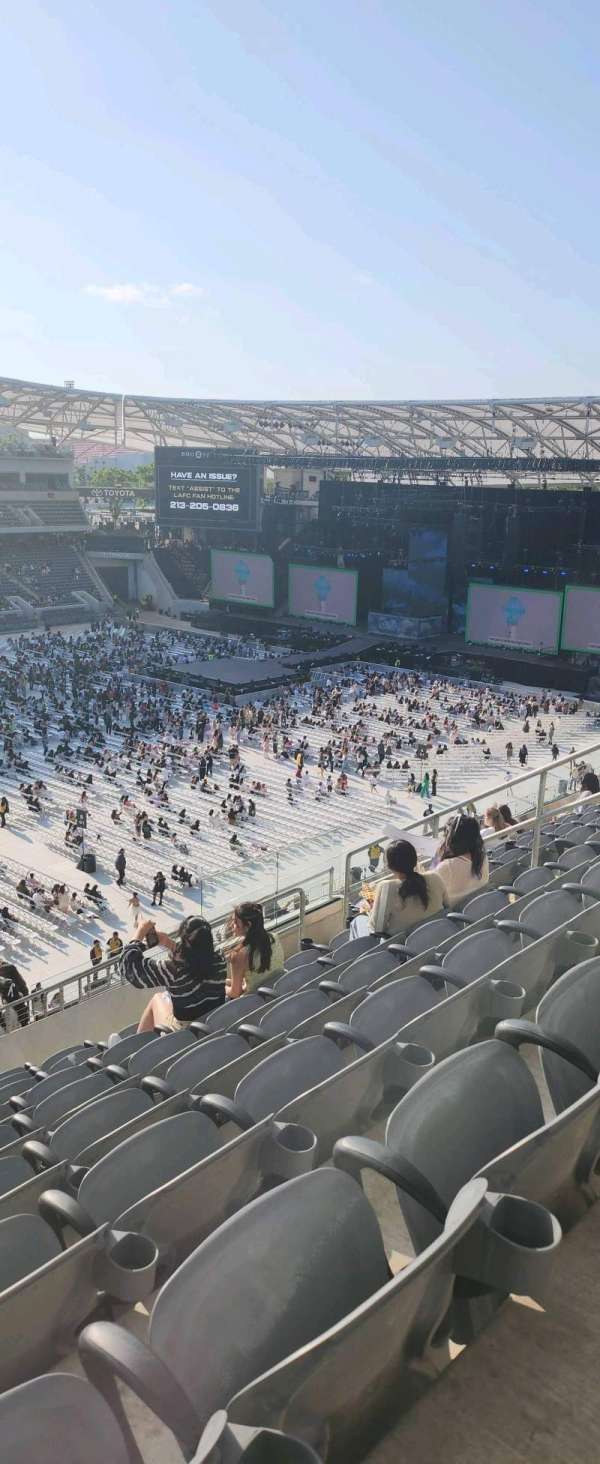BMO Stadium, section: 215, row: r, seat: 12