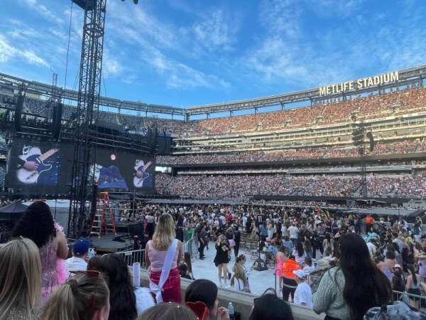 MetLife Stadium, section: 135, row: 4, seat: 21