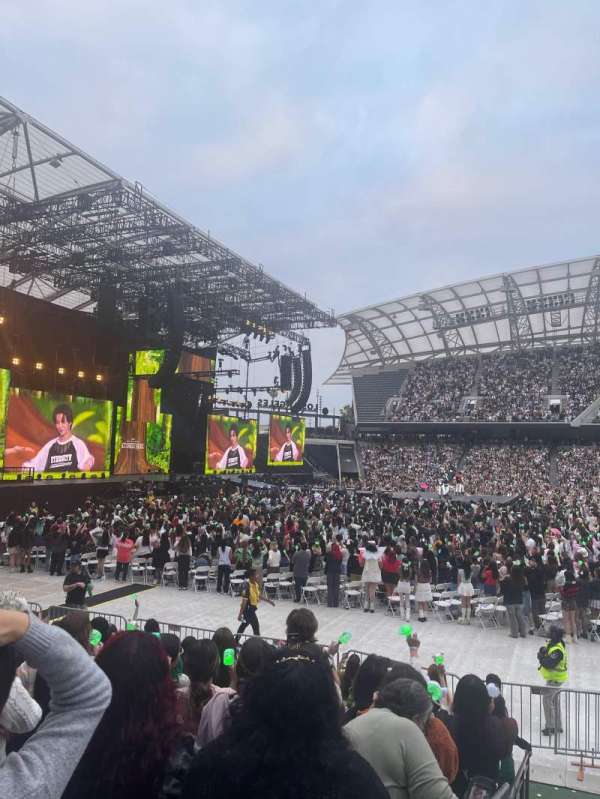 BMO Stadium, section: 133, row: F, seat: 4