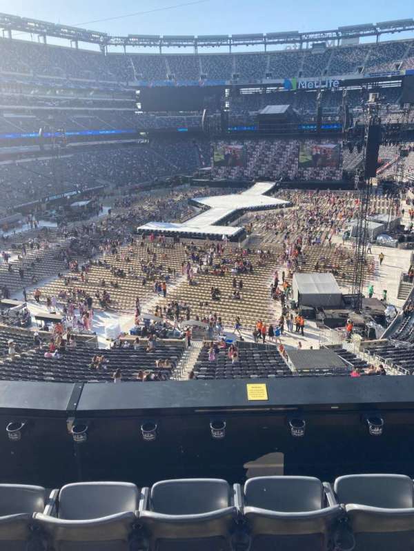 MetLife Stadium, section: 232, row: 4
