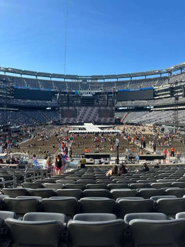 MetLife Stadium, section: 126, row: 19, seat: 25
