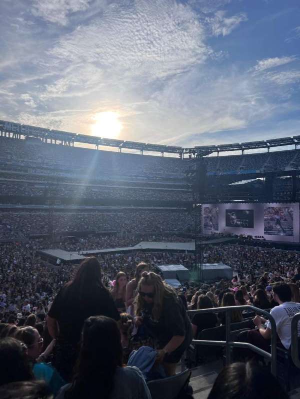 MetLife Stadium, section: 117, row: 37, seat: 4