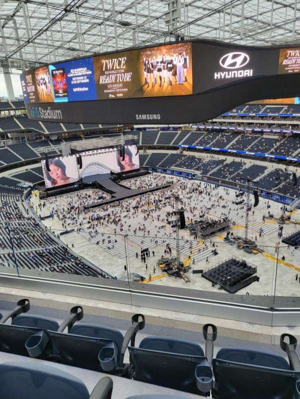 SoFi Stadium, section: 423, row: 3, seat: 5