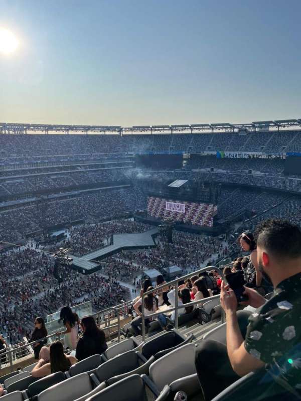 MetLife Stadium, section: 320, row: 19, seat: 5