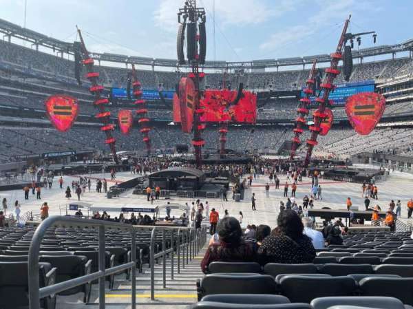 MetLife Stadium, section: 124, row: 23, seat: 25