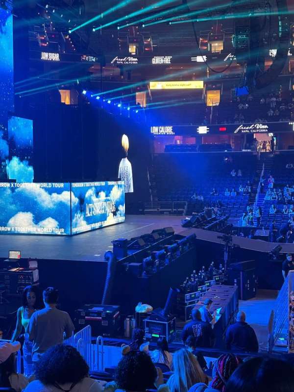 Capital One Arena, section: 121, row: N, seat: 8