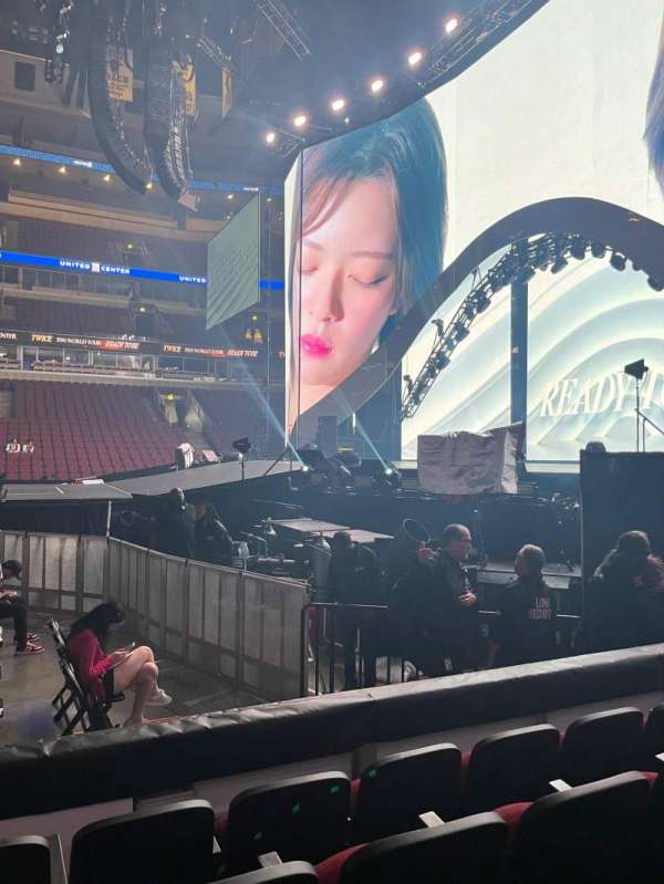 United Center, section: 121, row: 4, seat: 18