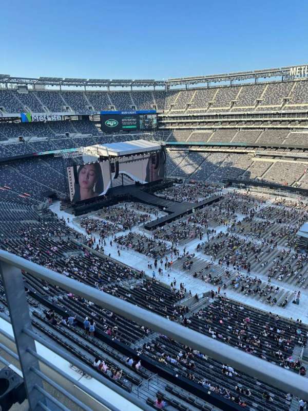 MetLife Stadium, section: 335, row: 1, seat: 21