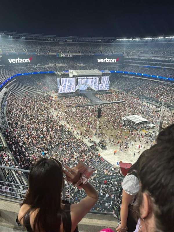 MetLife Stadium, section: 331, row: 22, seat: 9
