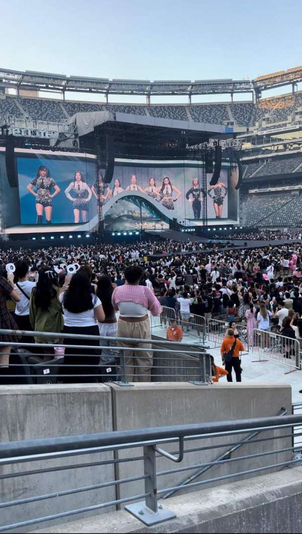 MetLife Stadium, section: 135, row: 10, seat: 28