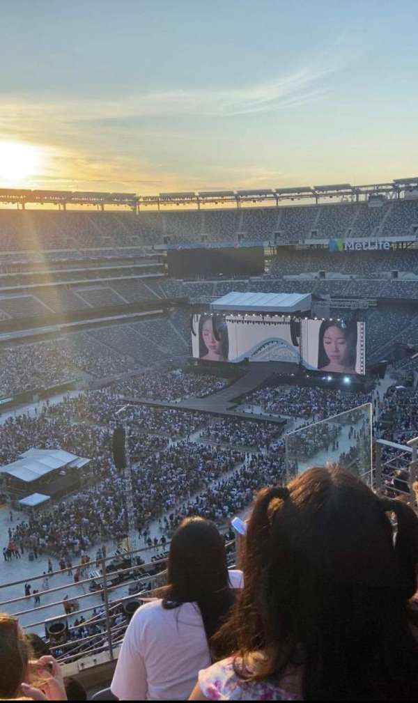 MetLife Stadium, section: 320, row: 8, seat: 3