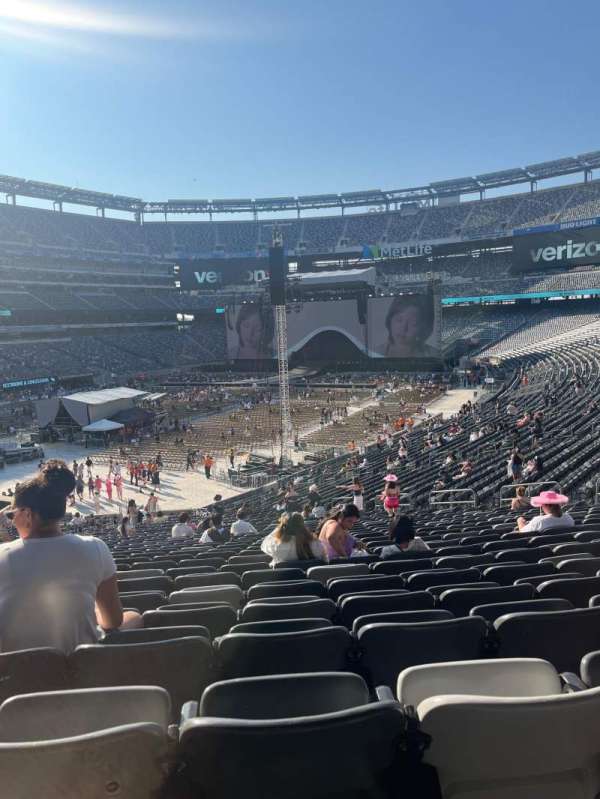 MetLife Stadium, section: 121, row: 40, seat: 19