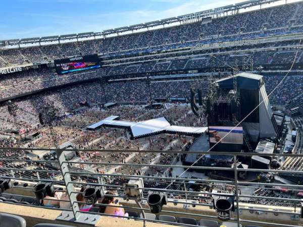 MetLife Stadium, section: 309, row: 6, seat: 4