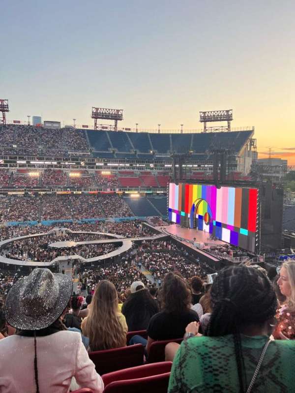 Nissan Stadium, section: 212, row: R, seat: 18