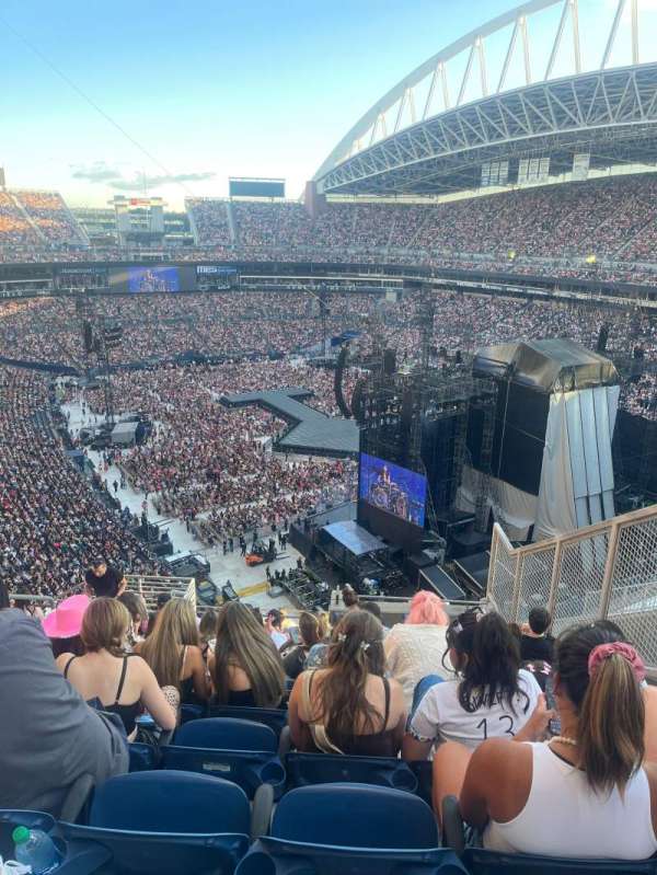 Lumen Field, section: 300, row: R, seat: 5