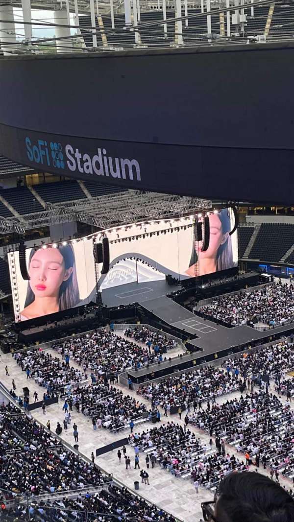 SoFi Stadium, section: 521, row: 9, seat: 4