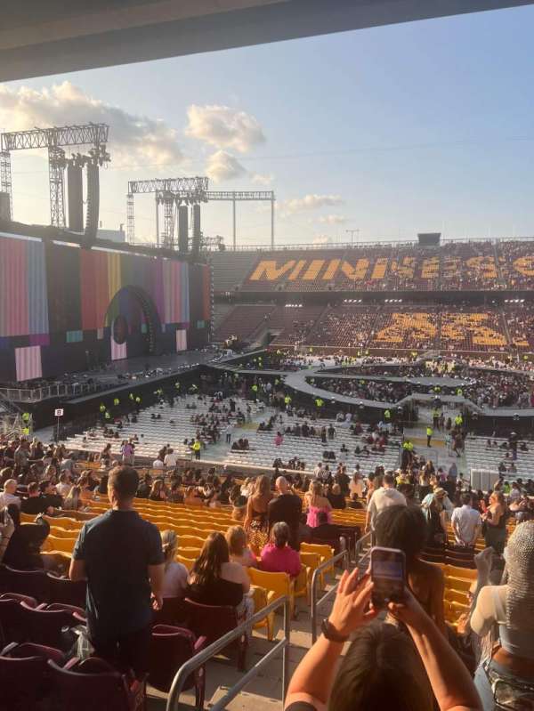 Huntington Bank Stadium, section: 140, row: 32, seat: 16