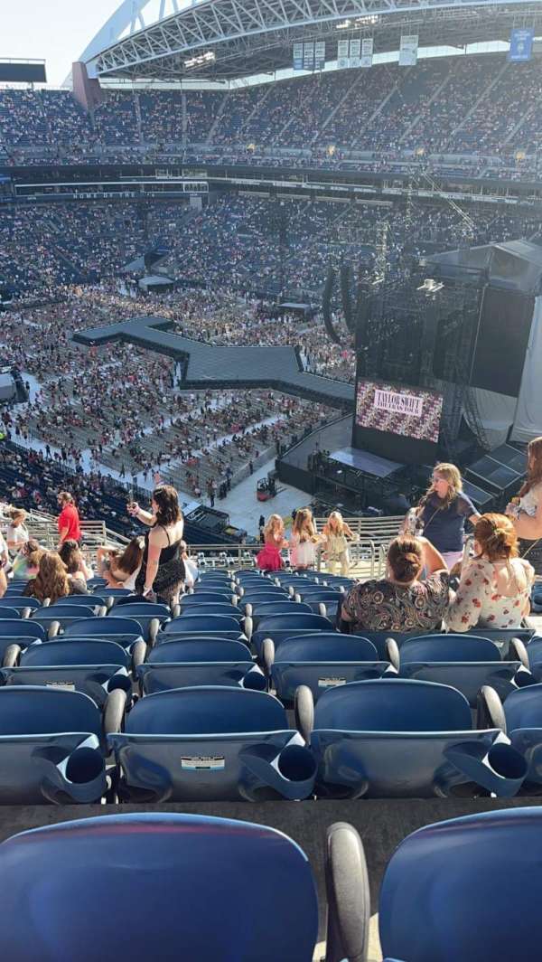 Lumen Field, section: 302, row: T, seat: 4