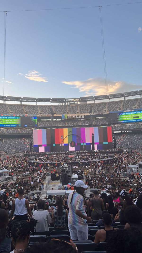 MetLife Stadium, section: 126, row: 27, seat: 11