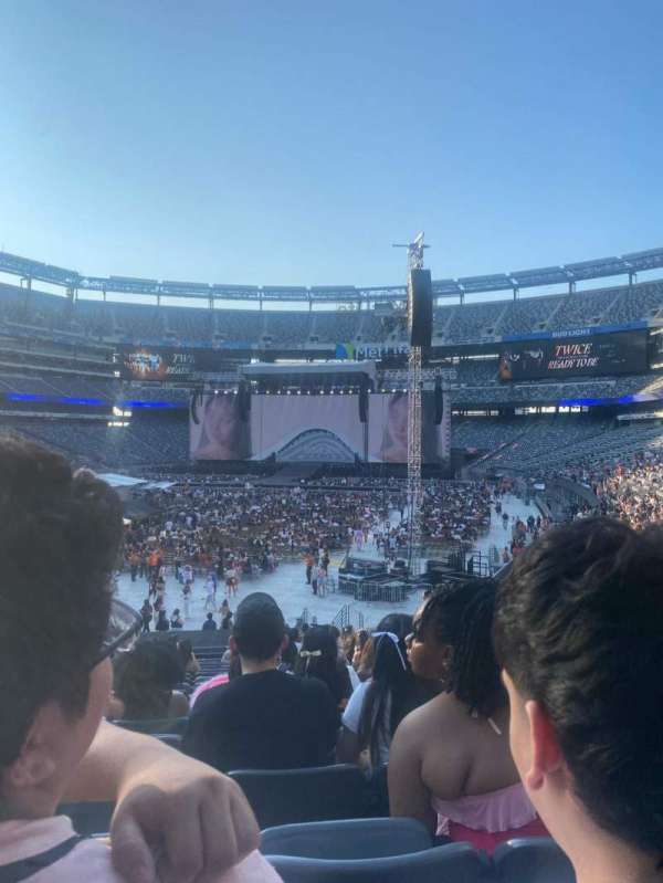 MetLife Stadium, section: 123, row: 26, seat: 8