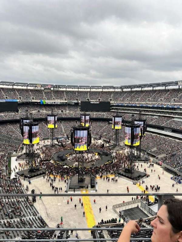 MetLife Stadium, section: 304, row: 6, seat: 13