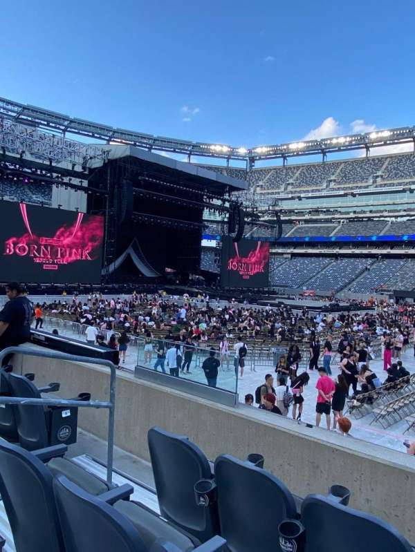 MetLife Stadium, section: 137, row: 9, seat: 15