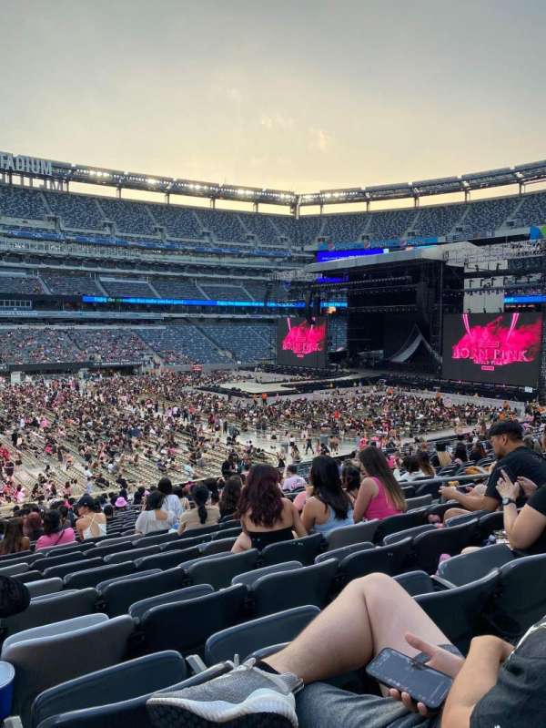 MetLife Stadium, section: 115A, row: 32, seat: 10