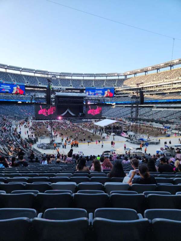 MetLife Stadium, section: 129, row: 37, seat: 15