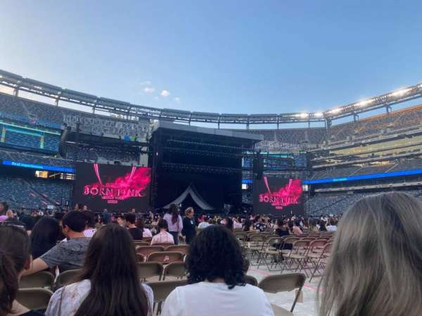 MetLife Stadium, section: Floor 10, row: 27, seat: 4