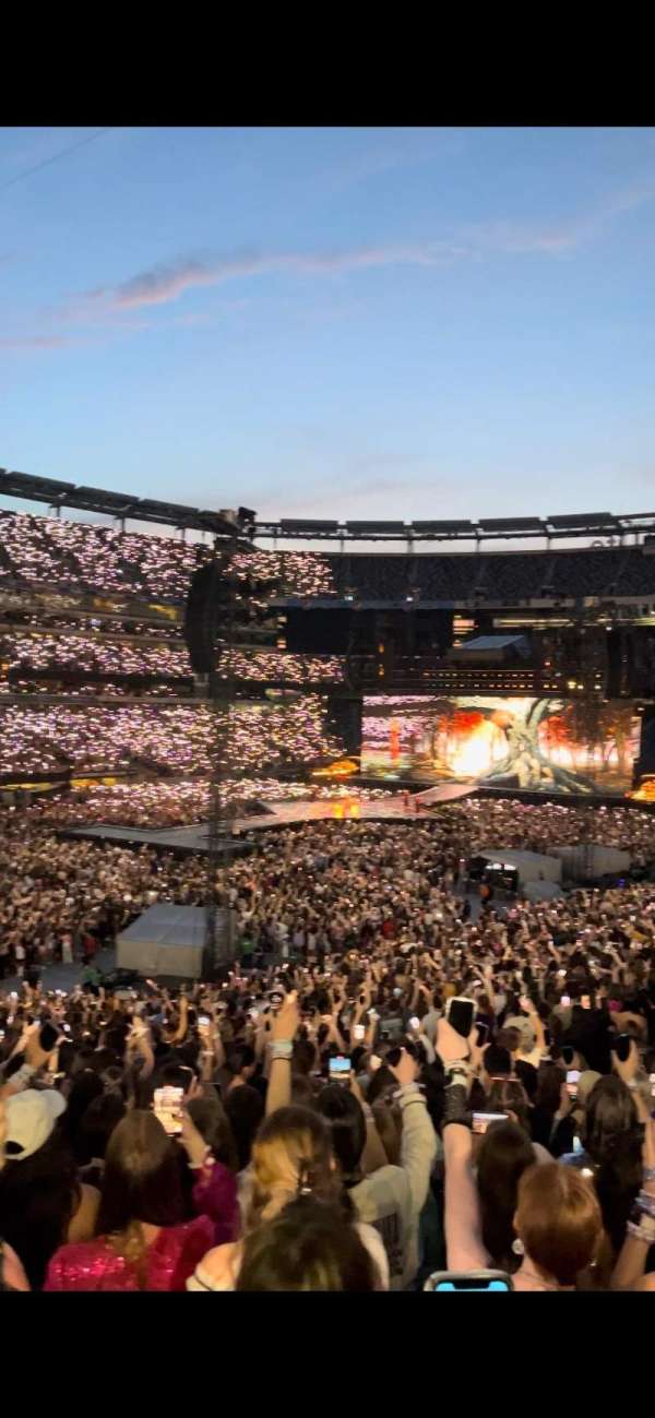 MetLife Stadium, section: 121, row: 40