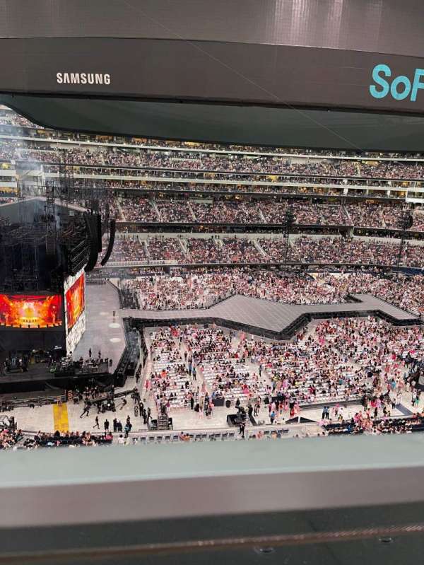 SoFi Stadium, section: 319, row: 1, seat: 8