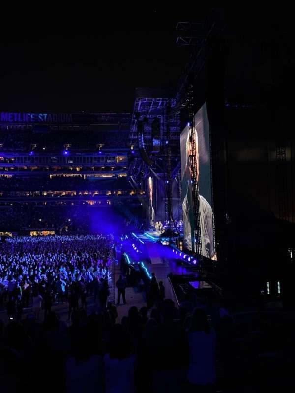 MetLife Stadium, section: 110, row: 13
