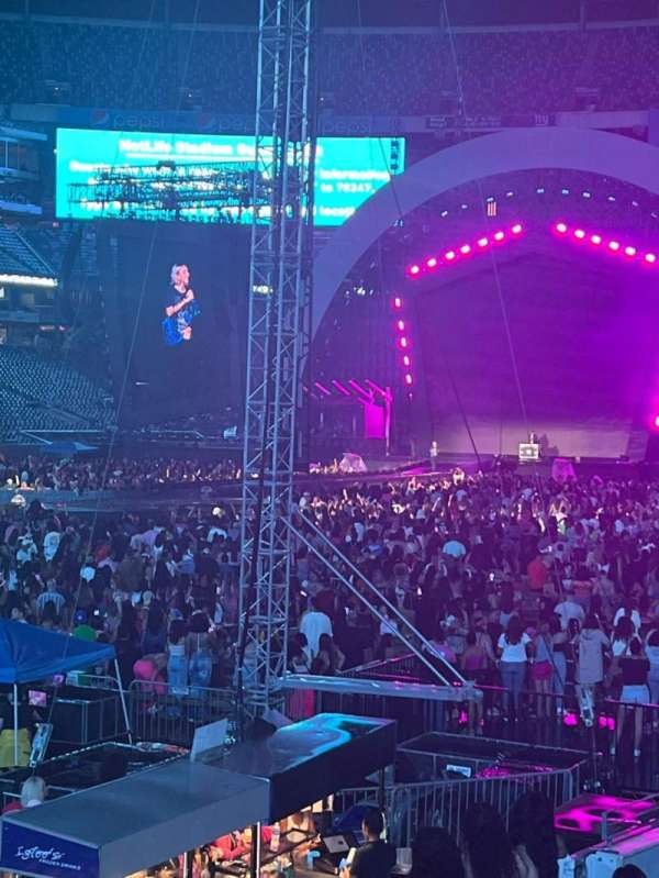 MetLife Stadium, section: 121, row: 11, seat: 6