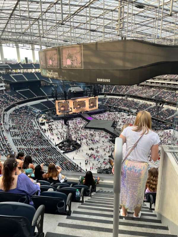 SoFi Stadium, section: 424, row: 22, seat: 5