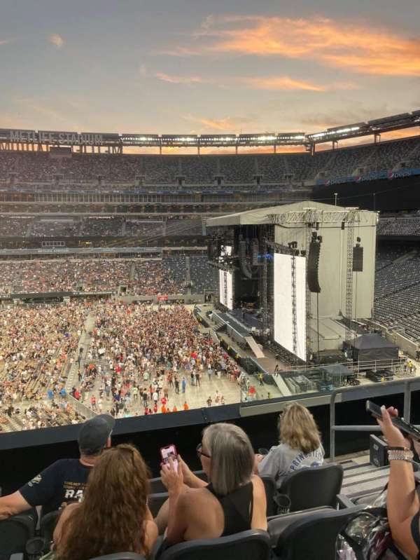 MetLife Stadium, section: 212, row: 5, seat: 4