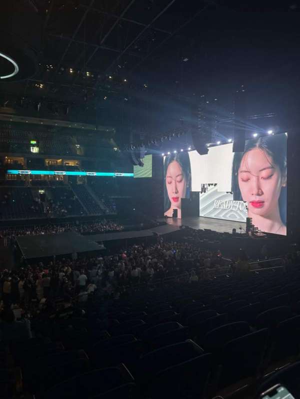 Uber Arena, section: 207, row: 20, seat: 1